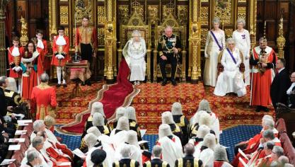 <p>Königin Elizabeth II., Prinz Charles und Herzogin Camilla nehmen an der feierlichen Wiedereröffnung des britischen Parlaments im House of Lords im Westminster-Palast teil.</p>