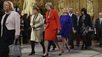 <p>Theresa May (M.), Abgeordnete der Konservativen und ehemalige Premierministerin von Großbritannien, geht durch den Westminster- Palast.</p>