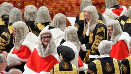 <p>Gäste mit Perücken gehen vor der feierlichen Wiedereröffnung des britischen Parlaments durch die Königin im House of Lords im Westminster-Palast auf ihre Plätze.</p>
