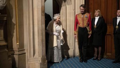 <p>Königin Elizabeth II. kommt zur feierlichen Wiedereröffnung des britischen Parlaments im House of Lords im Westminster-Palast an.</p>