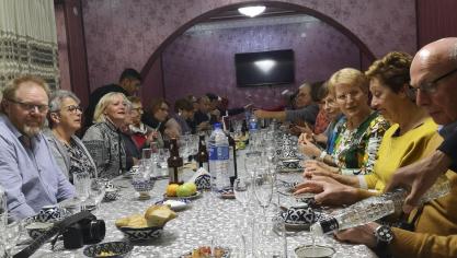 <p>Abendessen beim Reiseleiter: GrenzEcho-Leser genießen Plov.</p>