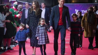 <p>Prinz William und seine Frau Kate sowie ihre Kinder, Prinz Louis (l-r), Prinzessin Charlotte und Prinz George gehen auf dem roten Teppich in das Palladium-Theater. Die Familie sah sich dort „Pantoland“ an - ein Theaterstück für Kinder, das in der Weihnachtszeit aufgeführt wird. Aufgeführt wurde es für Mitarbeiter systemrelevanter Berufe und ihre Familien, die dafür für ihren Einsatz in der Coronavirus-Pandemie belohnt werden sollten.</p>