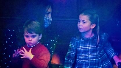 <p>Kate, Herzogin von Cambridge, und ihre Kinder Prinzessin Charlotte und Prinz Louis schauen sich im London Palladium Theater eine von der National Lottery veranstaltete Weihnachtsaufführung an.</p>