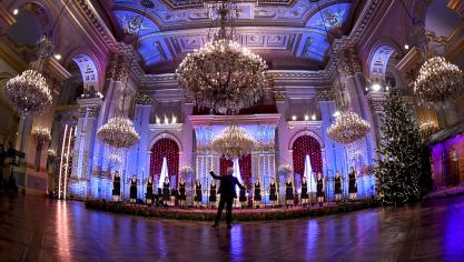 <p>Der Frauenchor Scala trat im feierlich geschmückten Thronsaal auf.</p>