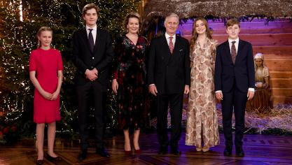 <p>Das traditionelle Gruppenbild durfte natürlich auch nicht fehlen: Prinzessin Eléonore (12), Prinz Gabriel (17), Königin Mathilde (47), König Philippe (60), Kronprinzessin Elisabeth (19) und Prinz Emmanuel (15) strahlen vor dem Weihnachtsbaum um die Wette (v.l.n.r).</p>