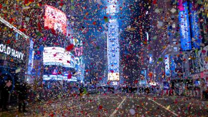 <p>Es regnet Konfetti auf dem Times Square, während im Hintergrund der leuchtende Kristallball an einem Fahnenmast zum sogenannten Ball Drop herabgesenkt wird. Normalerweise kommen jedes Jahr rund eine Million Menschen auf den Times Square - doch wegen der Corona-Pandemie blieb der berühmte Platz in Manhattan erstmals seit Jahrzehnten an Silvester für die Öffentlichkeit gesperrt.</p>