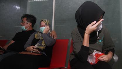 <p>Angehörige warten auf dem Flughafen von Pontianak auf Neuigkeiten.</p>