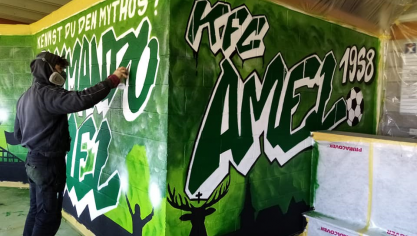 <p>Grün-weißes Graffiti in der Ameler Fußballkantine</p>

