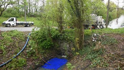 <p>Blaues Wasser fließt durch einen Bach in Ghlin.</p>