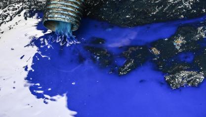 <p>Blaues Wasser fließt durch einen Bach in Ghlin.</p>