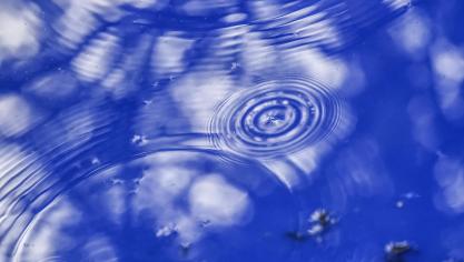 <p>Blaues Wasser fließt durch einen Bach in Ghlin.</p>