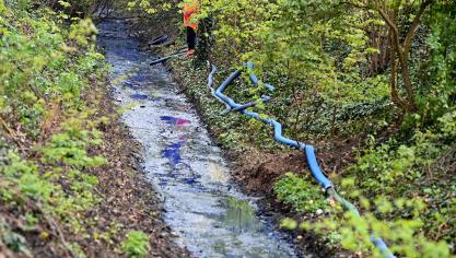<p>Blaues Wasser fließt durch einen Bach in Ghlin.</p>