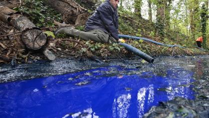 <p>Blaues Wasser fließt durch einen Bach in Ghlin.</p>