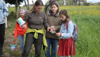 <p>Die Naturpädagogin Sarah Pieper gibt den Kindern fachliche Erläuterungen.</p>