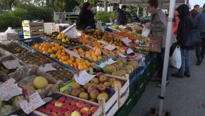 <p>Frisches Obst und Gemüse gehört zu den „Klassikern“ auf dem Michelsmarkt und war am Dienstag sehr gefragt.</p>