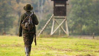 <p>Eine Jägerin auf dem Weg zum Hochsitz: Fast jeder achte Teilnehmer der Ausbildung zum Jäger in Ostbelgien ist mittlerweile eine Frau. Viele gehen trotzdem nicht auf die Jagd.</p>
