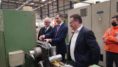 <p>Der Premierminister zeigte sich interessiert für den Fortschritt beim Neustart des Eupener Kabelwerks.</p>