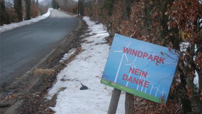 <p>Seit über zehn Jahren beschäftigen sich die Gemeinden Amel und Büllingen mit einem gemeinsamen Windparkprojekt zwischen Heppenbach und Honsfeld. Nach zwei Klagen gegen die Genehmigung liegt die Akte seit fast drei Jahren beim Staatsrat.</p>