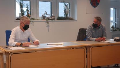 <p>Die Bürgermeister Friedhelm Wirtz (links) und Erik Wiesemes beklagen langatmige Genehmigungsprozeduren.</p>