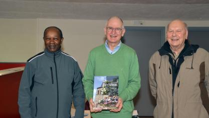 <p>Autor Henri Thimister (Bildmitte) stellt die Weismeser Pfarrchronik zusammen mit Pfarrer Dino Nzisiringa (links) und Kaplan Alfons Thunus (rechts) vor, der seit 1964 im Pfarrverband Weismes als „Vikar“ tätig ist.</p>