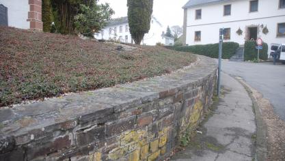 <p>Die Abdeckung der Kirchenmauer in Thommen muss erneuert werden.</p>