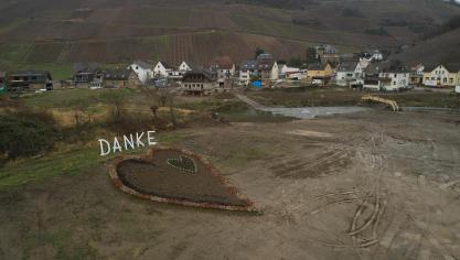 <p>Mit einem herzförmigen Blumenbeet und einem Schriftzug „Danke“ dahinter danken die Bewohner den Fluthelfern. Fast ein halbes Jahr nach dem Hochwasser im Ahrtal müssen immer noch viele Flutopfer in Ausweichquartieren ausharren.</p>