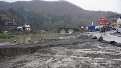 <p>Die Ortschaft Rech im Ahrtal ist nach der Flutkatastrophe trist und grau, überall sind noch Spuren von Schlamm und Zerstörung zu sehen. Fast ein halbes Jahr nach dem Hochwasser im Ahrtal müssen immer noch viele Flutopfer in Ausweichquartieren ausharren.</p>
