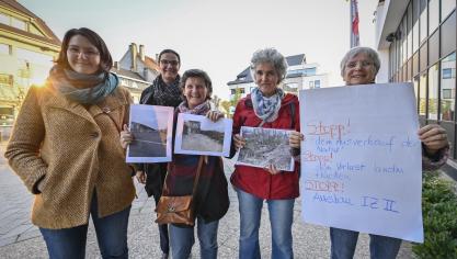 <p>Vor dem Rathaus brachte eine Gruppe von Aktivistinnen ihre deutliche Ablehnung einer möglichen Erweiterung des Gewerbegebietes Steinerberg um 47 Hektar zum Ausdruck.</p>