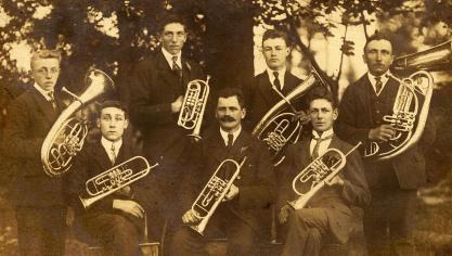 <p>Diese Herren gründeten 1922 die Musikgesellschaft Edelweiss Crombach: Quirin Schaus, Adam Pint, Johann Cremer, Jean Klauser, Heinrich Backes, Albin Hoffmann, Johann Peter Brand (v.l.n.r.).</p>
