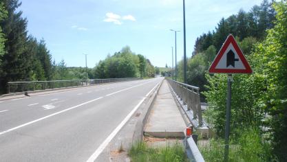<p>Die Autobahn E 42 (Verviers-Prüm) überwindet die neue Trinkwassertransportleitung durch einen Schacht in der Brücke bei Dreihütten.</p>