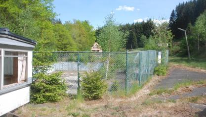 <p>In den letzten Jahren gab der verwaiste Camping Waldecho ein desolates Bild ab. Bald will die Genossenschaft Ecotera aber wieder Leben in die Freizeitanlage bringen.</p>