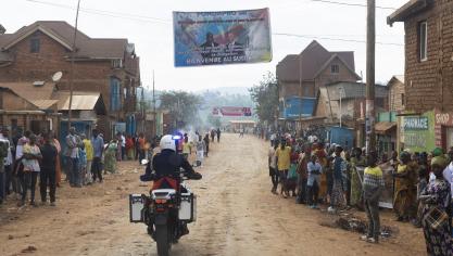 <p>Ein Straßenbanner in Bukavu heißt das belgische Königspaar willkommen.</p>