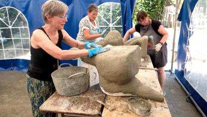 <p>250 kg Zement werden in einem Zelt im Garten des Ateliers zu Skulpturen verarbeitet. Diese Technik fordert nicht nur Kräfte, sondern ist auch materialaufwendig.</p>