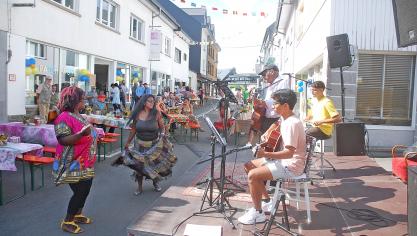 <p>Gute Laune am Sonntag beim ersten Begegnungsfest der Patchwork VoG in der St.Vither Bleichstraße: Auf der offenen Bühne gaben sich Musiker aus aller Welt ein Stelldichein.</p>