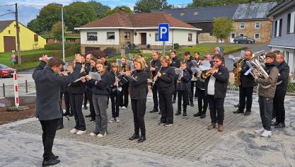 <p>Der Kgl. Musikverein „Eifeltreu“ bei seinen Darbietungen auf dem neuen Dorfplatz. Nach der Eröffnung ging es im Festzug zum Kultur- und Sportkomplex „Op de Millewääch“.</p>