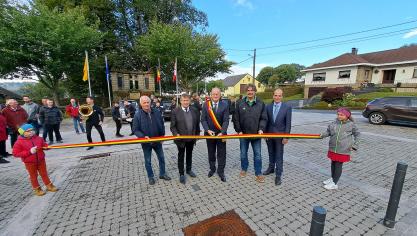 <p>Am Sonntag konnte der Dorfplatz in Lommersweiler eingeweiht werden. Das Foto entstand bei der Banddurchtrennung mit den Vertretern des Gemeindekollegiums, der Wallonischen Region und der Firma Roger Gehlen.</p>