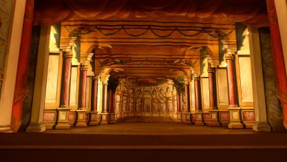 <p>Die Bühne des Ekhof-Theaters im Schloss Friedenstein in Gotha. Die Bühnenmaschinerie aus dem 17. Jahrhundert ist bis heute funktionstüchtig.</p>