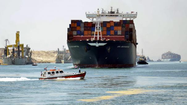 Ägypten, Ismailia: Ein Container-Schiff fährt durch den Suezkanal. 