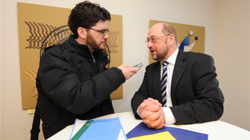 <p>Christian Schmitz (links) im Gespräch mit Martin Schulz.</p>