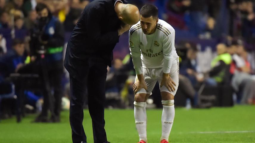 <p>Trainer Zinedine Zidane (l.) erkundigte sich noch auf dem Spielfeld bei Eden Hazard nach der Art seiner Verletzung.</p>