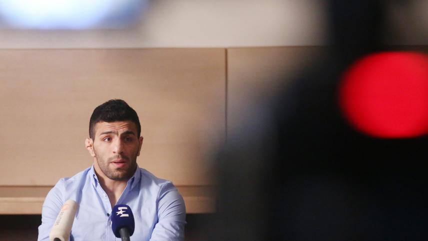 <p>Irans Ex-Judo-Weltmeister Saeid Mollaei beantwortet während einer Pressekonferenz Fragen der Journalisten.</p>