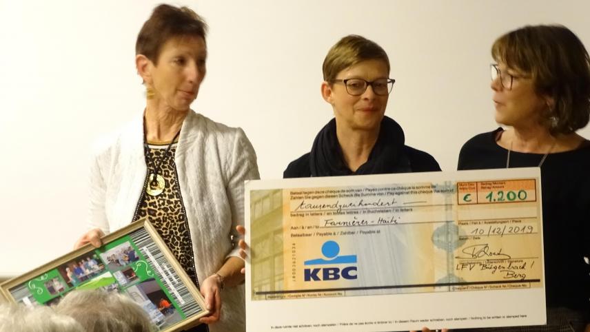 <p>Aus dem Erlös ihrer Waffelaktion sammelten die Landfrauen Bütgenbach-Berg 1.200 Euro für Haiti.</p>