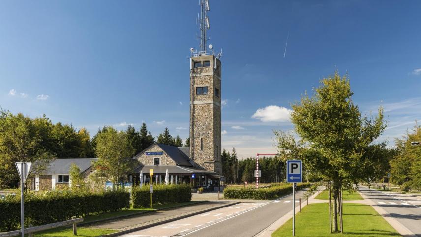 <p>Ein Aufzug soll künftig auf den Turm von Botrange führen, wo eine Aussichtsplattform eingerichtet wird. Die Gemeinde verspricht sich von der Umgestaltung eine Aufwertung für den Tourismus.</p>