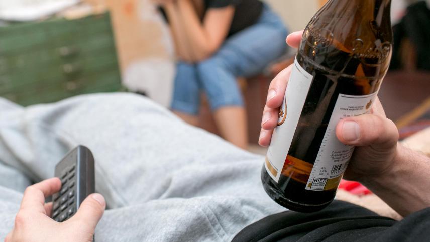 <p>Aus Sicht von Gesundheitsexperten sollten Männer maximal zwei kleine Gläser Bier am Tag trinken und mindestens zwei Tage pro Woche alkoholfrei bleiben. Eine wirklich risikolose Menge gibt es aber nicht.</p>
