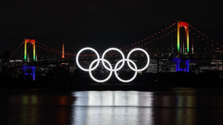 <p>Die Olympischen Ringe beleuchten das Wasser unter der Rainbow Bridge. Das olympische Symbol wurde wieder angebracht, nachdem es vor den verschobenen Olympischen Spielen von Tokio 2020 zur Wartung abgenommen worden war.</p>
