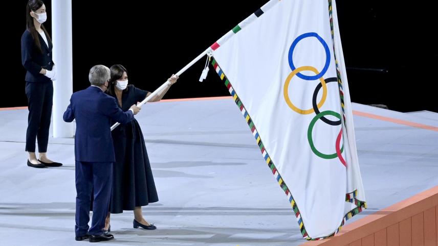 <p>Die Bürgermeisterin von Paris, dem nächsten Austragungsort der olympischen Spiele, Anne Hidalgo, nimmt die olympische Fahne vom Präsidenten des Internationalen Olympischen Komitees, Thomas Bach entgegen.</p>