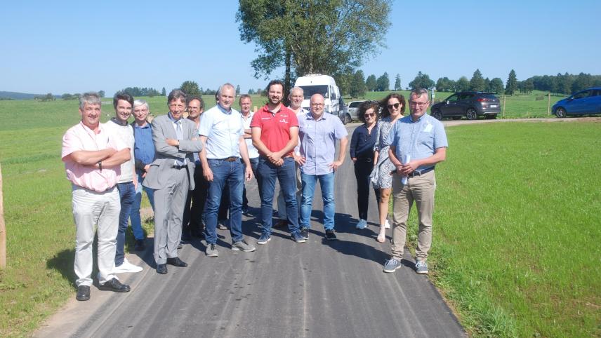<p>Ortstermin am Freitagmittag in Medell: Die an diesem Projekt beteiligten Akteure nahmen mit Amels Bürgermeister Erik Wiesemes (ganz rechts) die neue Verbindungsstrecke zwischen Hochkreuz und dem Vennbahnradweg in Augenschein.</p>