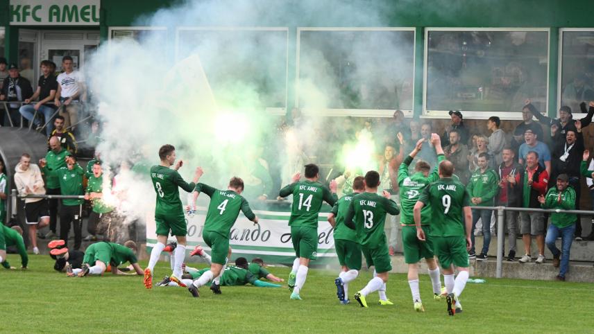 <p>Party in grün-weiß: Die Ameler feiern ihren Derbysieg gegen Rocherath.</p>