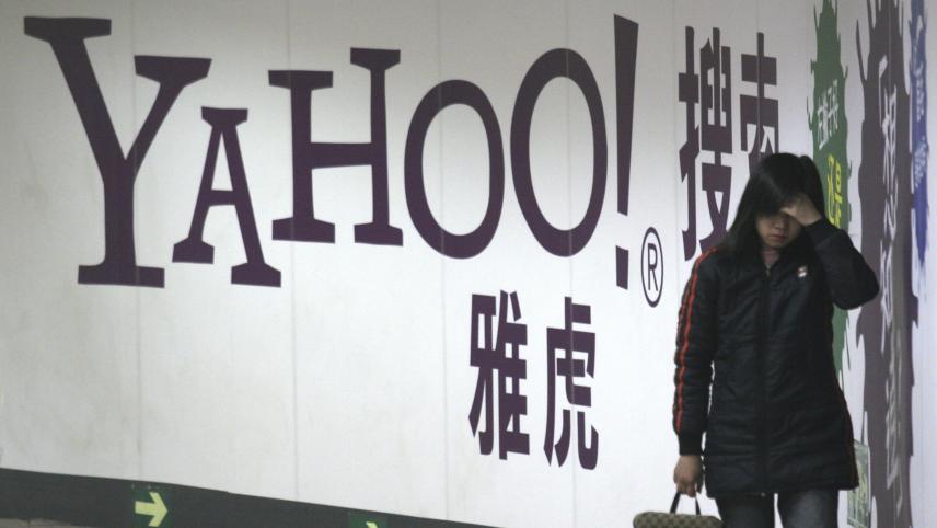<p>Eine Frau geht an einem Yahoo-Werbeplakat in einer Pekinger U-Bahn vorbei.</p>
