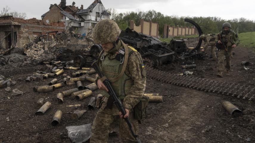 <p>Ukrainische Soldaten patrouillieren in einem kürzlich zurückeroberten Dorf nördlich von Charkiw in der Ostukraine.</p>